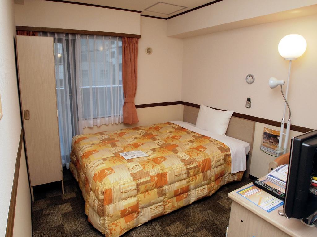 Toyoko Inn Hokkaido Sapporo-eki Nishi-guchi Hokudai Mae Eksteriør billede