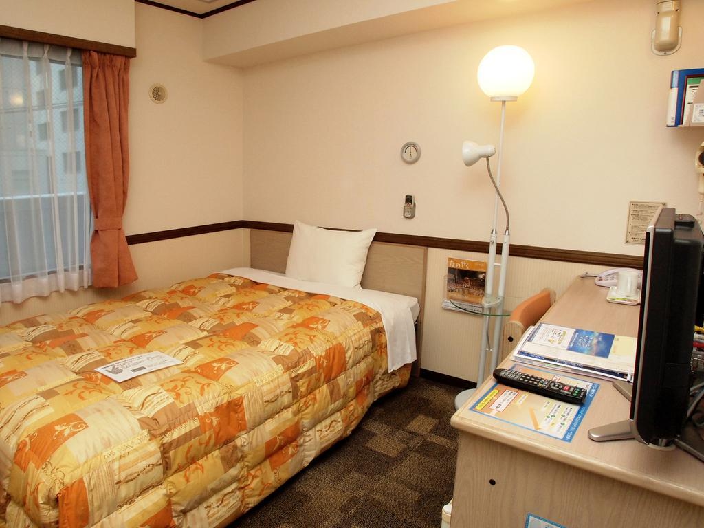 Toyoko Inn Hokkaido Sapporo-eki Nishi-guchi Hokudai Mae Eksteriør billede
